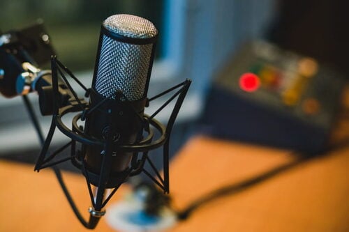 A podcast mic in studio with blurred background